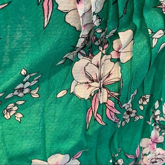 Torrid Women's 0 pin tucked green floral sleeveless button up split neck tank - Picture 3 of 7